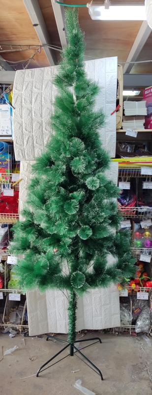 עץ חג המולד | עץ כריסמס | עץ אשוח 2.4 מטר עם קצוות שלג צבועים