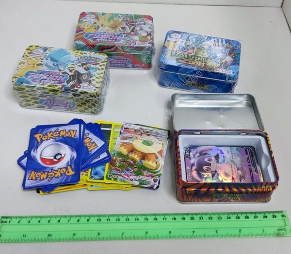 קלפי פוקימון בקופסת פח | Pokémon | קופסה לאיסוף עם 7 קלפים